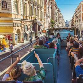 Bus hop-on hop-off scoperto per vedere Roma