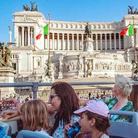 Bus hop-on hop-off scoperto per vedere Roma