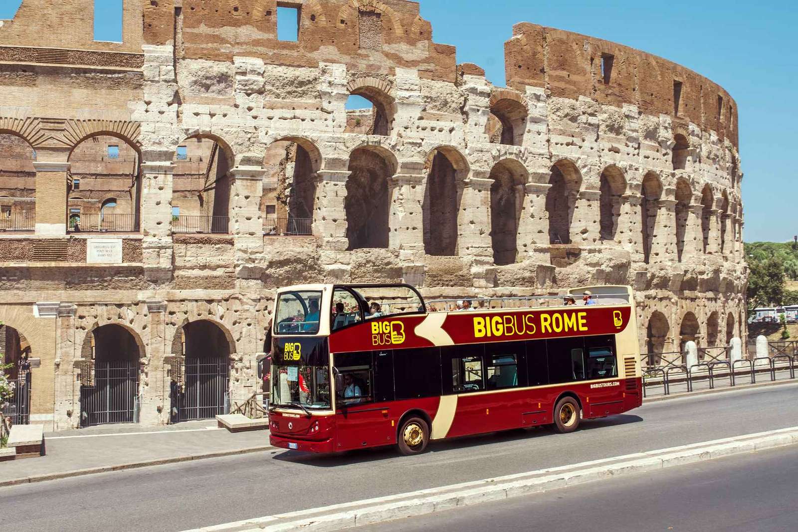 Bus hop-on hop-off scoperto per vedere Roma
